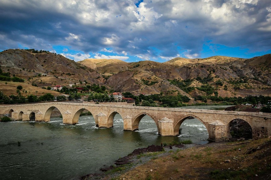 Tarihi Palu Köprüsü